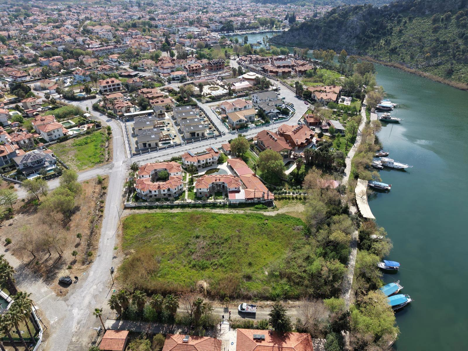 2600 M² Großes Grundstück In Dalyan Gülpınar, Direkt Am Kanal Gelegen, Mit 20% Tourismuszonierung Zu Verkaufen.