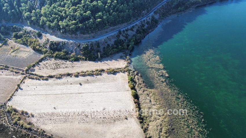 3210 M² Großes 2b-grundstück In Çandır, Direkt Am Seeufer, Zu Verkaufen
