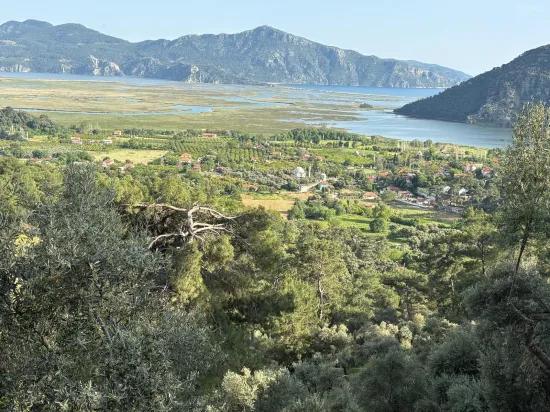In Çandır gibt es ein 1252m2 großes Feld mit Seeblick und Naturblick zum Verkauf