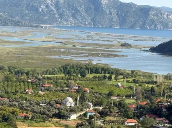 In Çandır gibt es ein 1252m2 großes Feld mit Seeblick und Naturblick zum Verkauf