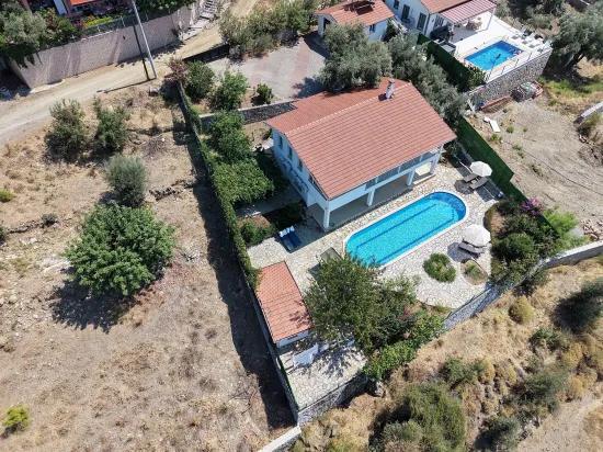 In Dalyan Gökbel mit See- und Meerblick 4+1 Villa zu verkaufen