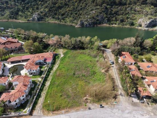 2600 M² Großes Grundstück In Dalyan Gülpınar, Direkt Am Kanal Gelegen, Mit 20% Tourismuszonierung Zu Verkaufen.