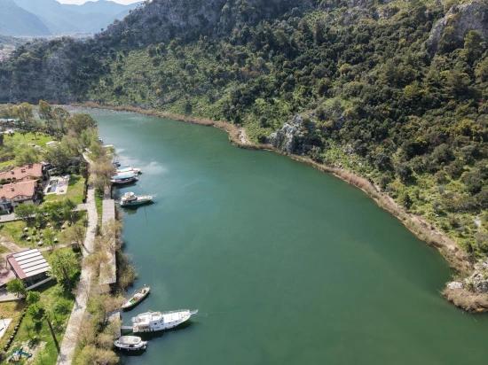 2600 M² Großes Grundstück In Dalyan Gülpınar, Direkt Am Kanal Gelegen, Mit 20% Tourismuszonierung Zu Verkaufen.