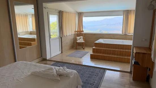 Вилла 4+1 с видом на озеро и море на продажу в Dalyan Gökbel