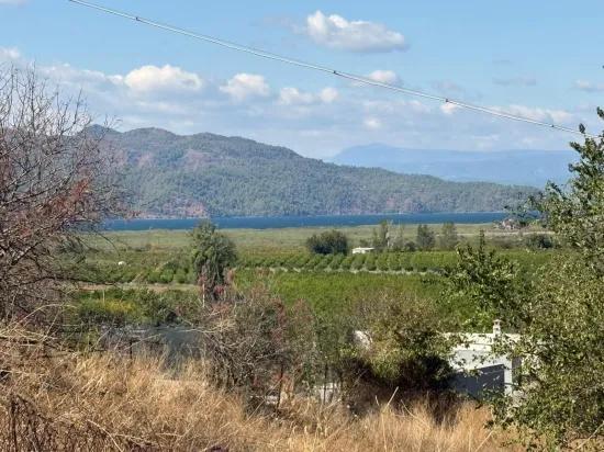 Поле площадью 5.000m2 с видом на озеро в Dalyan Karadağ продаётся