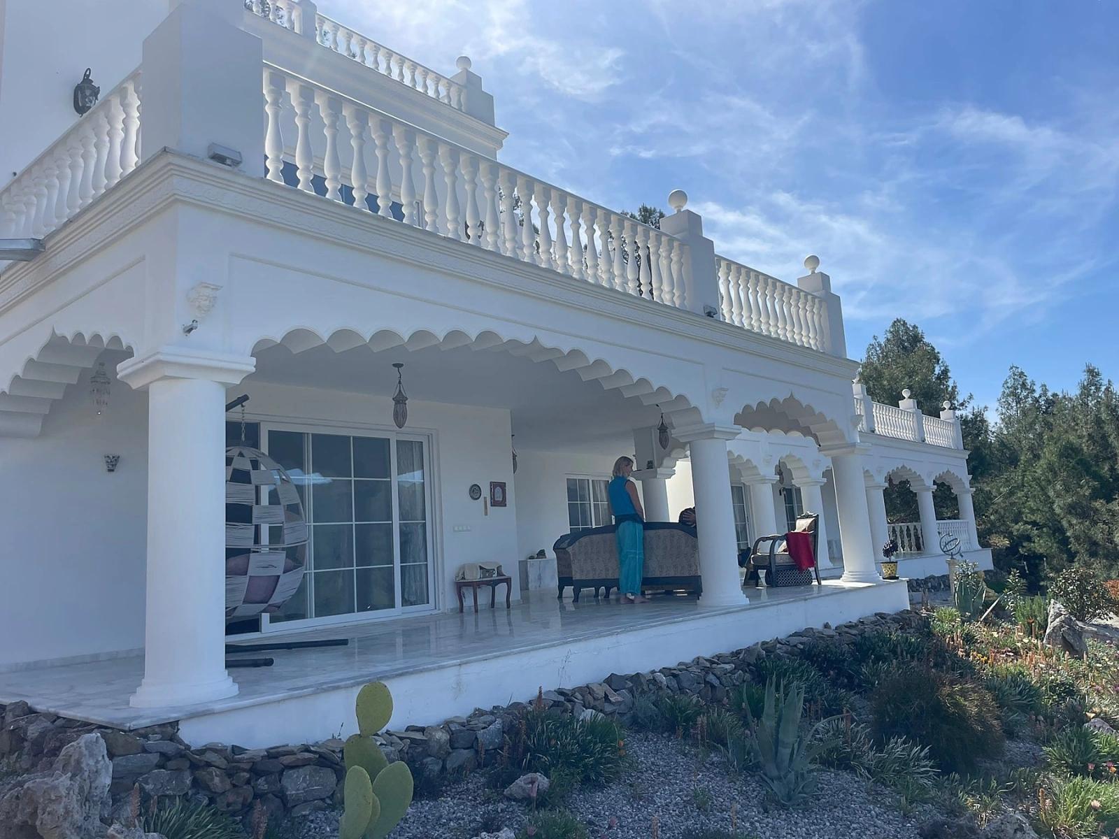 Gökbel'de Full Deniz Manzaralı 5000m2 Arsa İçerisinde Satılık Vıp Villa