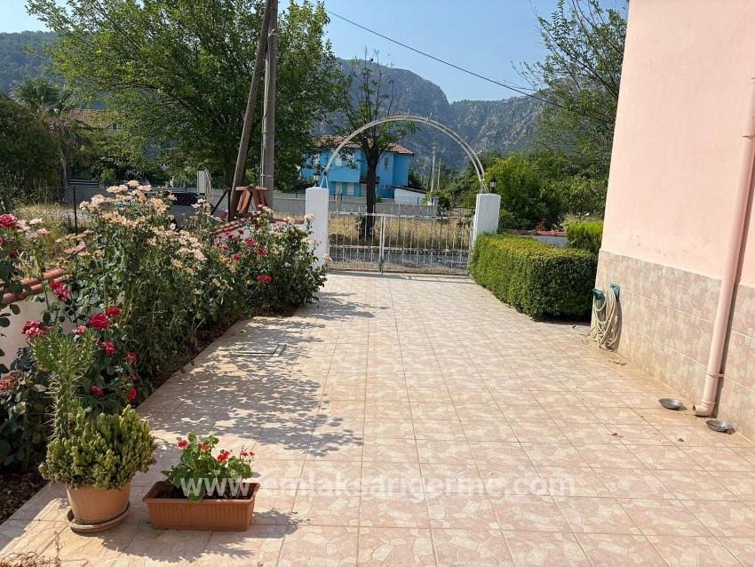 Okçular'da 514m2 Arsa İçerisinde 2 Katlı Satılık Ev