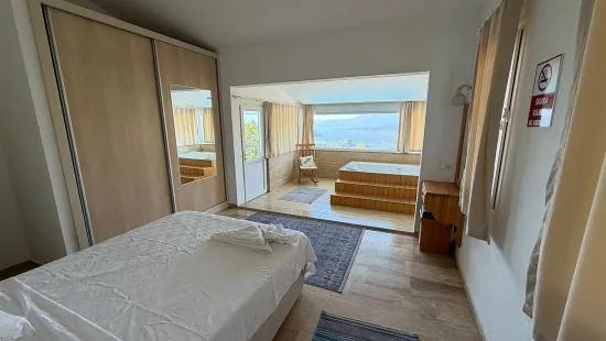 Dalyan Gökbel'de göl ve deniz manzaralı 4+1 satılık villa