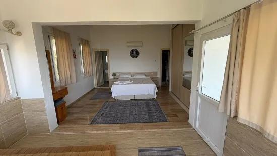 Dalyan Gökbel'de göl ve deniz manzaralı 4+1 satılık villa