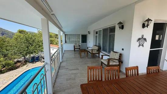 Dalyan Gökbel'de göl ve deniz manzaralı 4+1 satılık villa