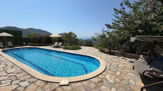 Dalyan Gökbel'de göl ve deniz manzaralı 4+1 satılık villa