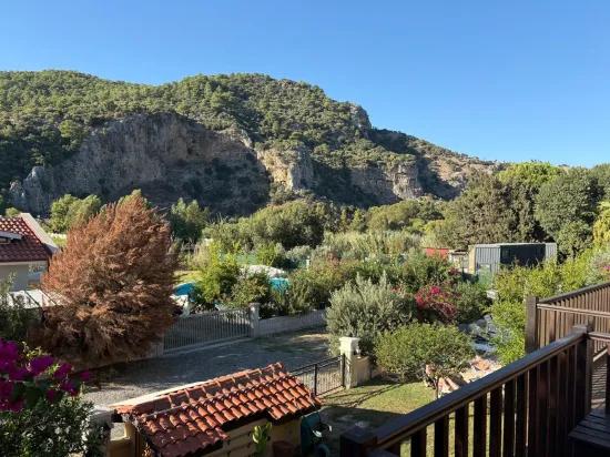Dalyan Maraş'ta kral mezarları manzaralı 4+1 satılık villa
