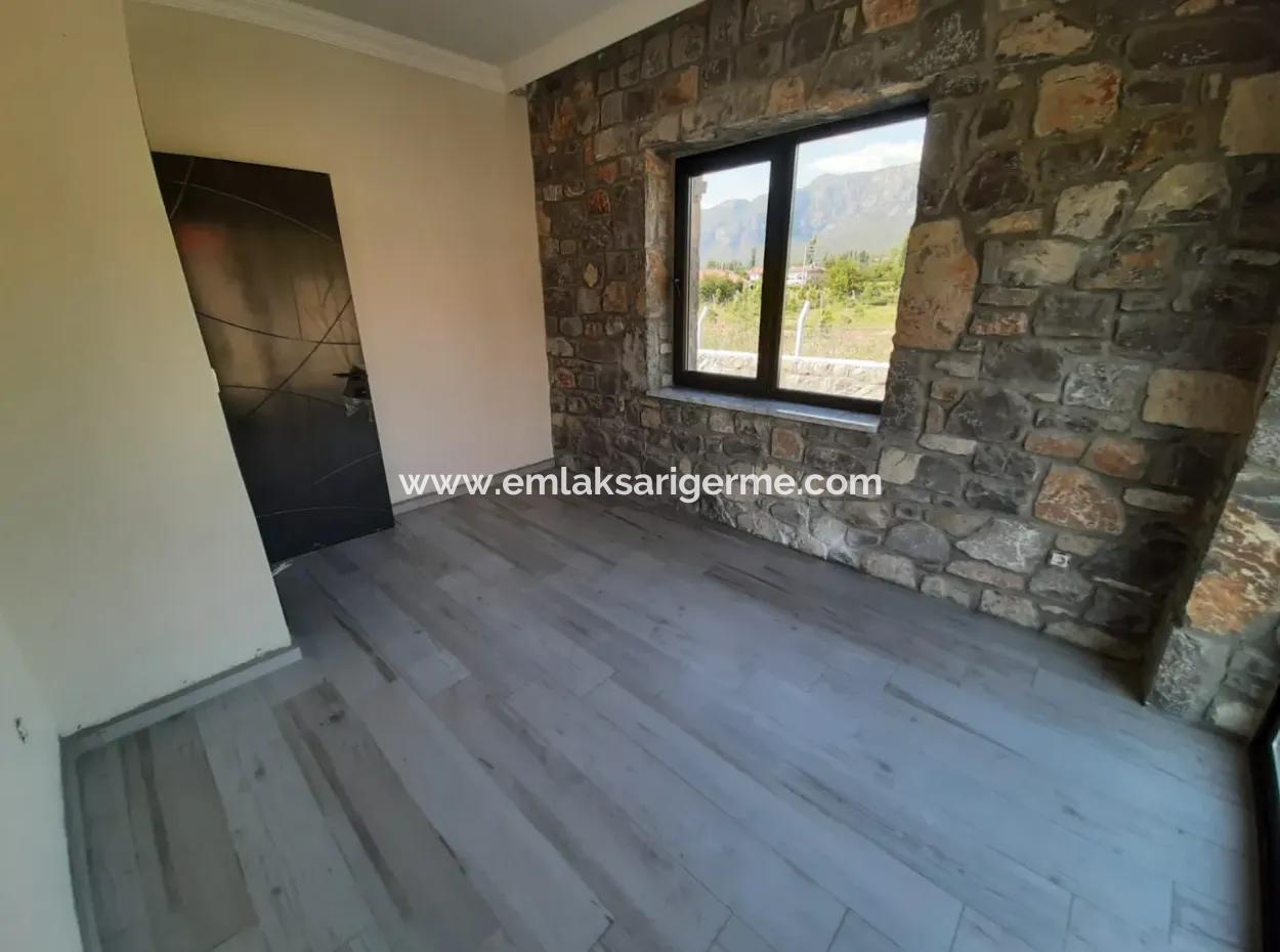 Zeytinalanında 930M2 Arsa İçinde 3+1 Satılık Taş Ev