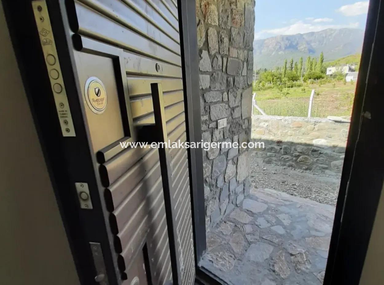 Zeytinalanında 930M2 Arsa İçinde 3+1 Satılık Taş Ev