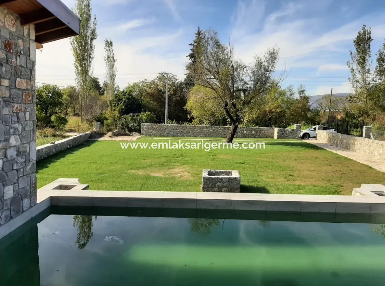 Zeytinalanında 930M2 Arsa İçinde 3+1 Satılık Taş Ev