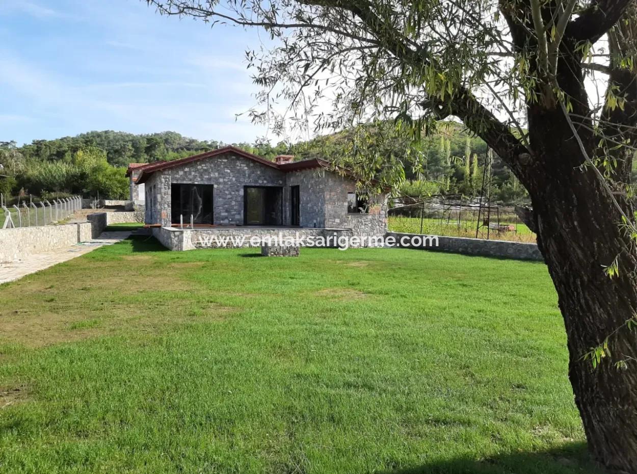 Zeytinalanında 930M2 Arsa İçinde 3+1 Satılık Taş Ev