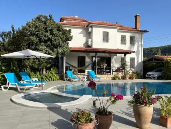 Okçular'da 1007M2 Arsa İçinde Satılık Villa